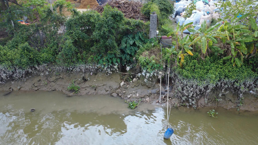 Theo nhân viên bảo vệ, đây là xưởng sản xuất của công ty TVT. Ghi nhận của PV, nhiều xưởng sản xuất có dấu hiệu xả nước thải màu đục ra dòng sông Hoá.