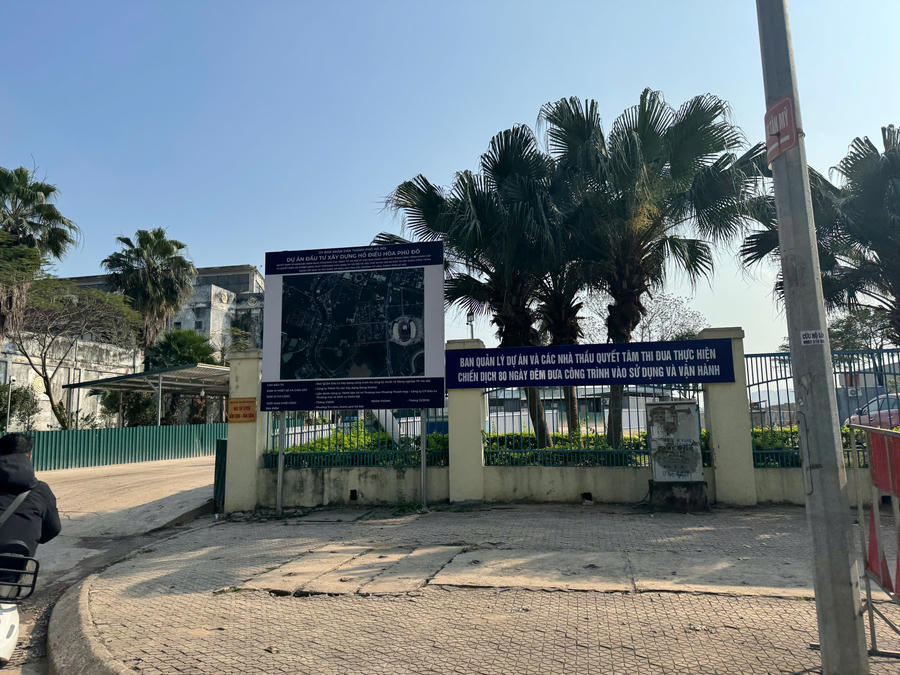 Nhiều xe chở đất có dấu hiệu quá tải trọng.