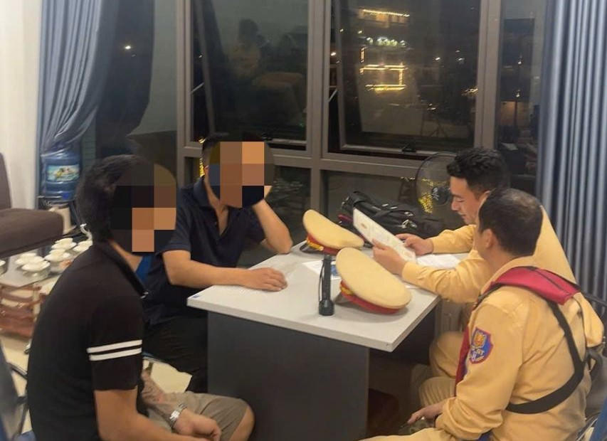 Lực lượng chức năng làm việc với người điều khiển phương tiện.