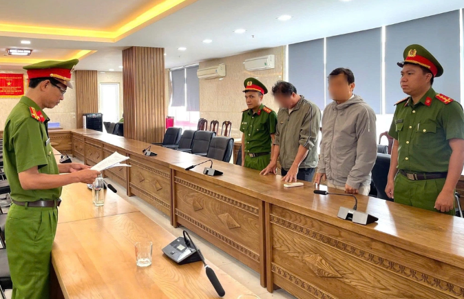 Cơ quan công an đọc lệnh khởi tố bị can (Ảnh: Công an Đà Nẵng).