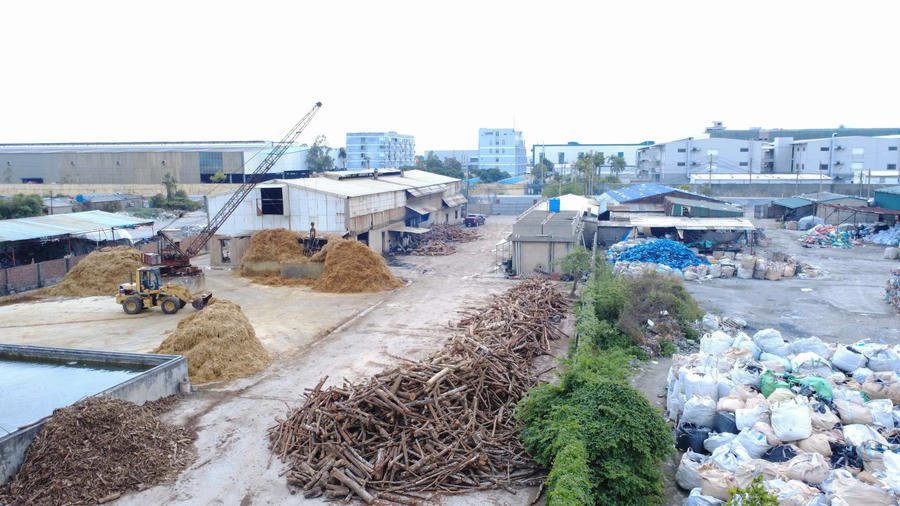 Một cơ sở nghiền bột giấy bị người dân phản ánh hoạt động có dấu hiệu trái phép, xả thải ra môi trường.