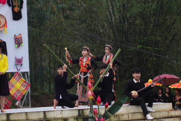 Những tiết mục văn nghệ dự thi đều mang đậm bản sắc văn hoá Lâm Thượng.