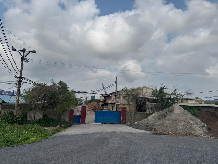 Theo nhân viên bảo vệ, đây là xưởng sản xuất của công ty TVT. Ghi nhận của PV, nhiều xưởng sản xuất có dấu hiệu xả nước thải màu đục ra dòng sông Hoá.