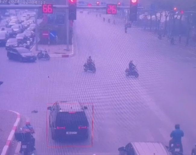 Tài xế đưa người gặp nạn đi cấp cứu, "dính" lỗi phạt nguội do vượt đèn đỏ.