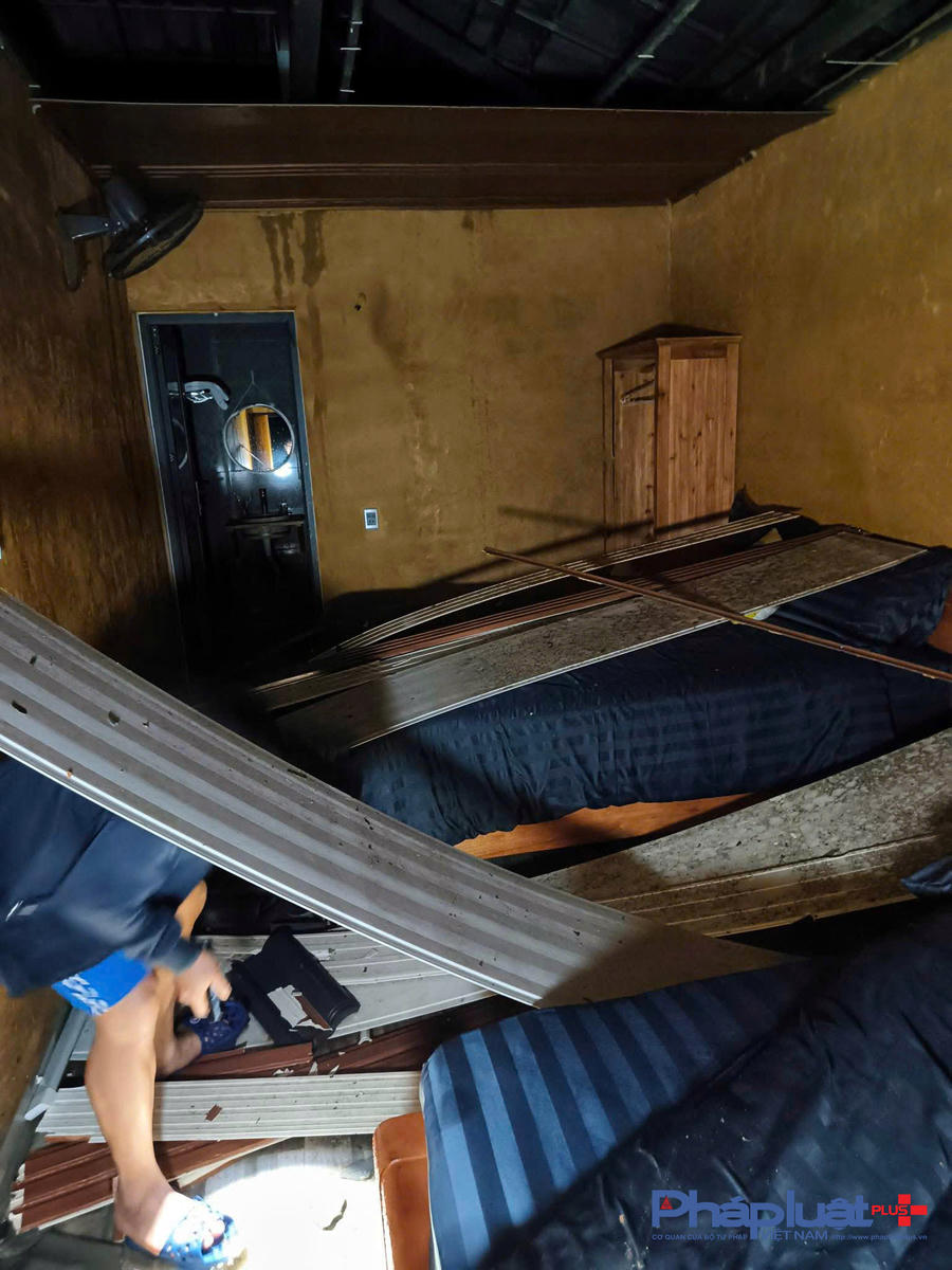 Mưa đá khiến nhà dân và hộ kinh doanh homestay bị tốc mái. (Ảnh: Hoàng Chính).