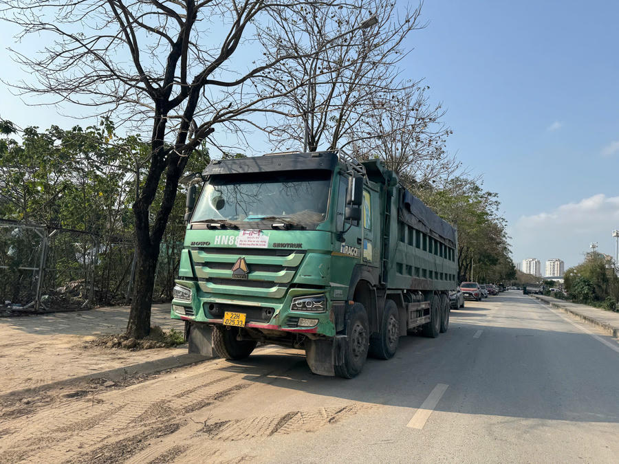 Các xe chở đất nằm chờ di chuyển.