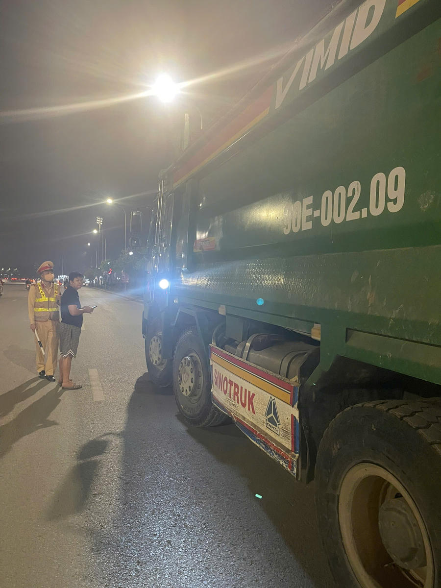 Xe vi phạm bị lực lượng chức năng xử lý.