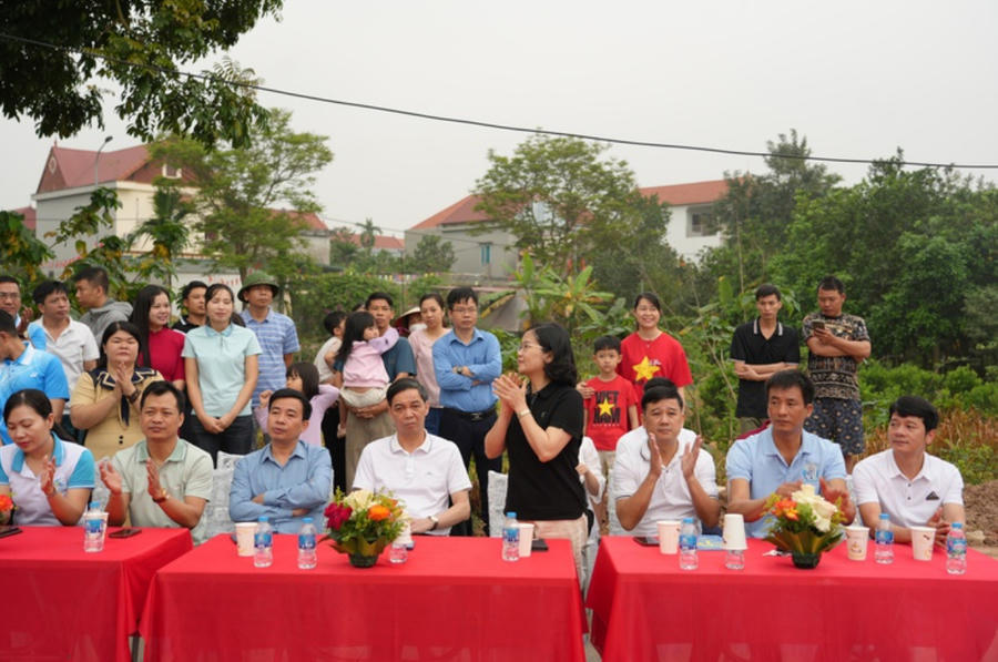 Các đồng chí lãnh đạo xã dự Lễ phát động