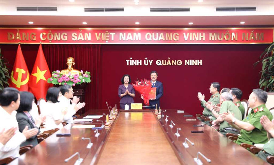 Lãnh đạo tỉnh Quảng Ninh trao quyết định bổ nhiệm Thượng tá Nguyễn Duy Dũng giữ chức Phó Trưởng Ban Nội chính Tỉnh ủy.