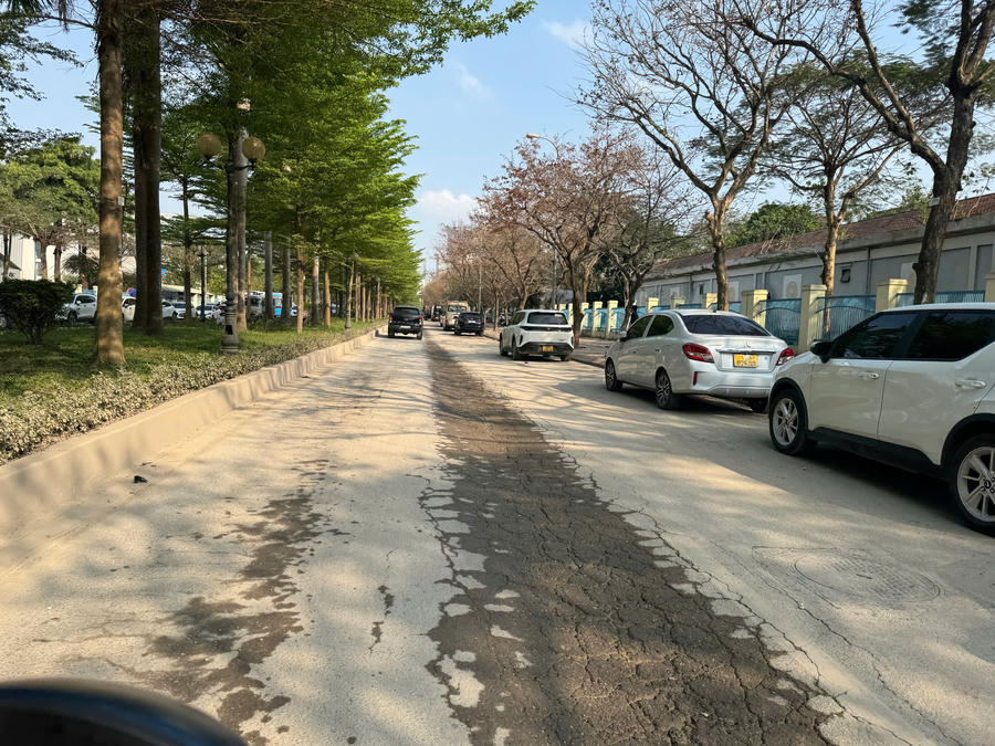 Nhiều xe chở đất có dấu hiệu quá tải trọng.