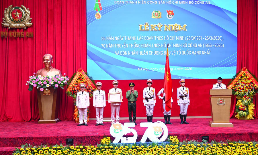 Thừa ủy quyền, Bộ trưởng Lương Tam Quang gắn và trao Bằng Huân chương Bảo vệ Tổ quốc hạng Nhất tặng Đoàn TNCS Hồ Chí Minh Bộ Công an. (Ảnh: BCA)