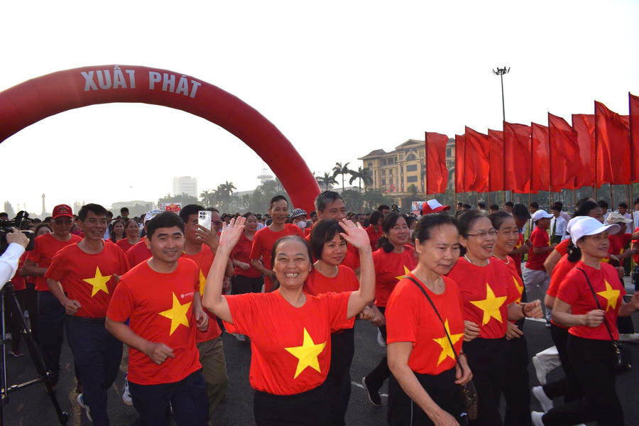 Tại Hưng Yên, Công an tỉnh Hưng Yên tổ chức chương trình Đại hội khỏe “Vì an ninh Tổ quốc” lần thứ I kết hợp cùng Ngày chạy Olympic “Vì sức khoẻ toàn dân” năm 2026. Ngay sau lễ khai mạc, các đại biểu cùng toàn thể cán bộ, chiến sĩ đã tham gia Ngày chạy Olympic trong khí thế phấn khởi, lan tỏa tinh thần rèn luyện sức khỏe rộng khắp. Bên cạnh đó, các hoạt động thi đấu như kéo co diễn ra sôi nổi, hấp dẫn, thu hút sự cổ vũ nhiệt tình của đông đảo cán bộ, chiến sĩ, tạo nên không khí vui tươi, đoàn kết.