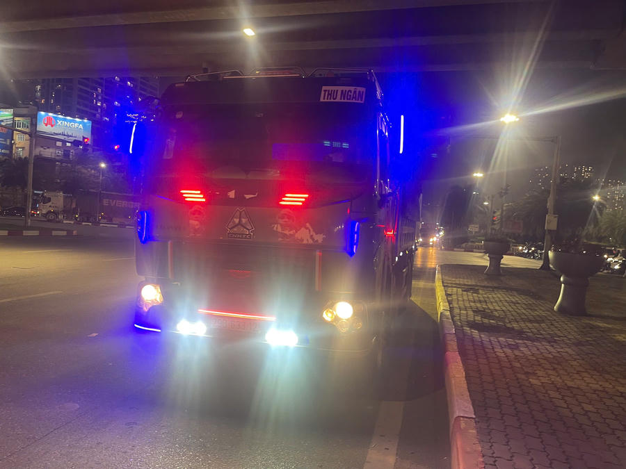 Đội CSGT đường bộ số 6 xử lý xe vi phạm lỗi lắp thêm đèn phía trước xe.