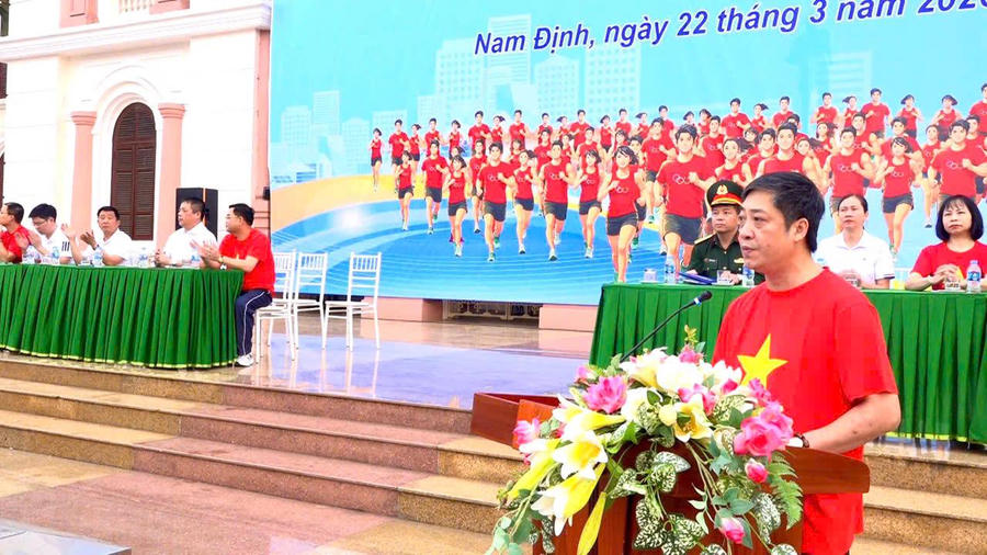 Ông Phạm Xuân Thụ - Ủy viên Ban thường vụ Đảng ủy, Phó Chủ tịch Thường trực UBND phường phát biểu khai mạc.