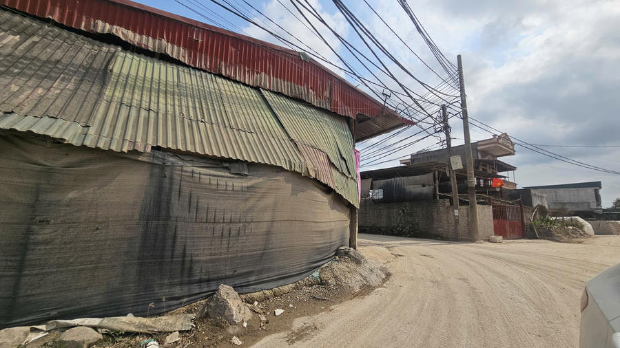 Các hộ dân sinh sống xung quanh cầu Nghìn luôn trong tình trạng đóng kinh cửa vì bụi, ô nhiễm.