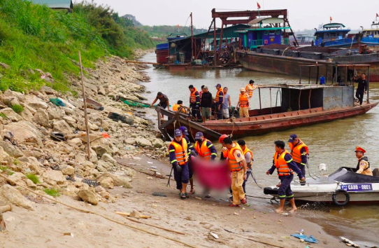 Lực lượng chức năng tìm thấy một thi thể nạn nhân gặp nạn.