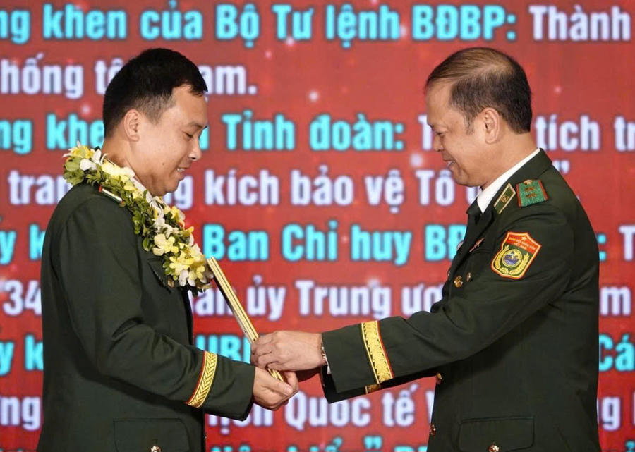 Trung tướng Nguyễn Anh Tuấn Chính ủy Bộ tư lệnh Bộ đội Biên phòng trao Bằng khen cho&nbsp;Thiếu tá Nguyễn Văn Thành.