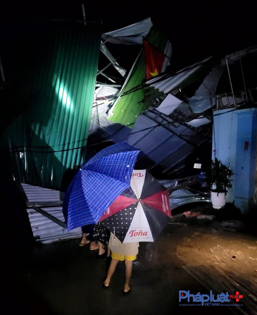 Mưa đá làm sập mái nhà dân tại xã Lùng Tám. (Ảnh: Đức Tuyên).