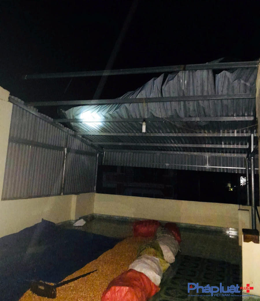 Mưa đá khiến nhà dân và hộ kinh doanh homestay bị tốc mái. (Ảnh: Hoàng Chính).