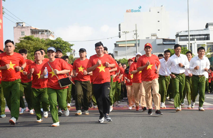 Tại TP Hải Phòng, ngay sau lễ khai mạc, các đồng chí lãnh đạo thành phố cùng khoảng 6.500 người thuộc lực lượng vũ trang, cán bộ, công chức, viên chức và đông đảo Nhân dân đã tham gia chạy tại khu vực trung tâm thành phố Hải Phòng&nbsp;trên cung đường dài khoảng 2km, xuất phát từ Quảng trường Nhà hát thành phố, qua các tuyến phố trung tâm như Quang Trung, Nguyễn Đức Cảnh, Trần Phú, Minh Khai, Trần Hưng Đạo và quay trở lại điểm xuất phát. Các khối tham gia chạy theo đội hình đồng đều, kỷ luật, tạo nên không khí sôi nổi, hào hứng, góp phần lan tỏa mạnh mẽ phong trào rèn luyện thể dục, thể thao trên địa bàn.