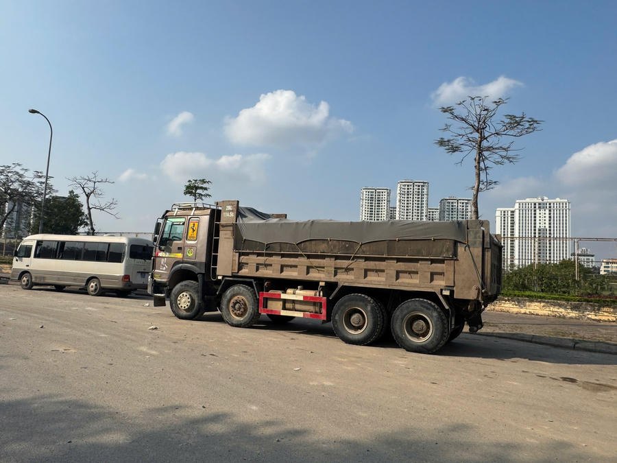 Các xe di chuyển từ dự án về phía đường Hồ Tùng Mậu, Phạm Văn Đồng.