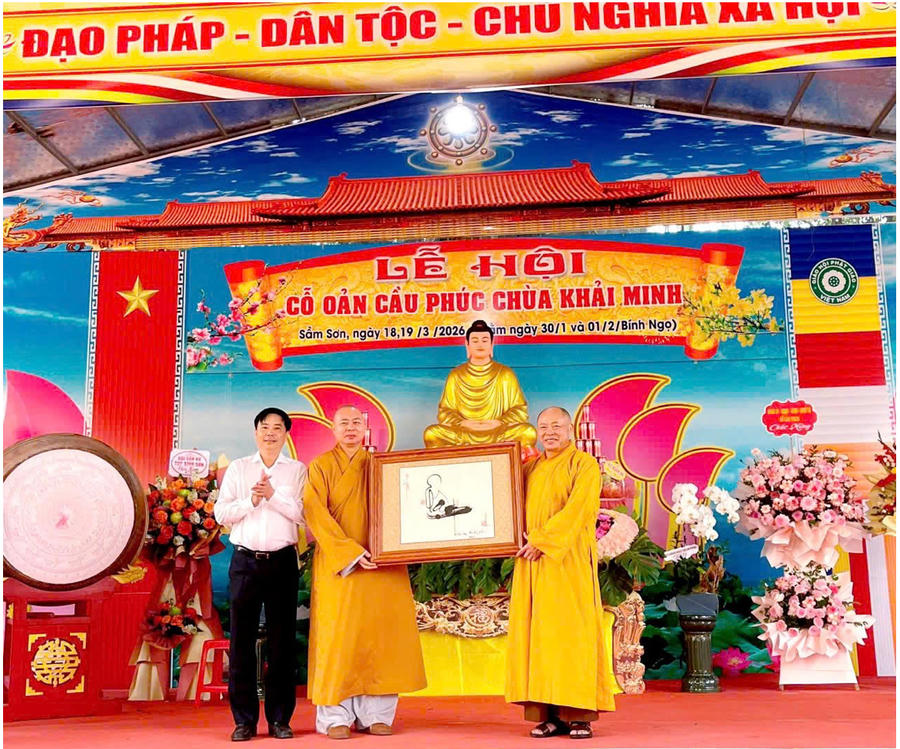 Tại buổi lễ, đồng chí Bùi Quốc Đạt, Phó Bí thư Thường trực Đảng ủy phường Sầm Sơn (Thanh Hoá) đã trao tặng bức tranh thư pháp chúc mừng Ban trị sự. Cùng với đó, đại diện lãnh đạo Sở và lãnh đạo địa phương đã tặng hoa chúc mừng lễ hội.