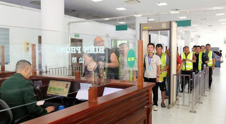 Du khách làm thủ tục xuất cảnh tại nhà kiểm soát liên ngành cửa khẩu Bắc Luân II, quy trình nhanh gọn, thuận tiện.