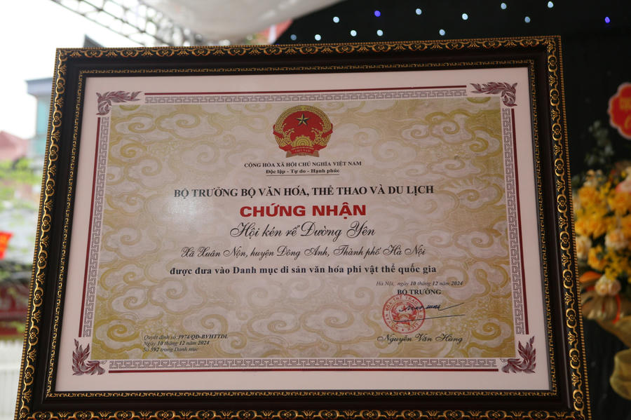 Bằng ghi danh Lễ hội kén rể Đường Yên vào danh mục Di sản Văn hoá phi vật thể Quốc gia.
