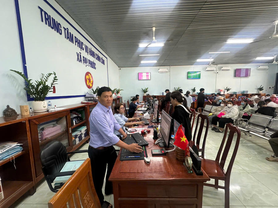 Người dân đến rồi ra về với tâm trạng nhẹ nhõm, bởi thủ tục được giải quyết nhanh gọn, rõ ràng.