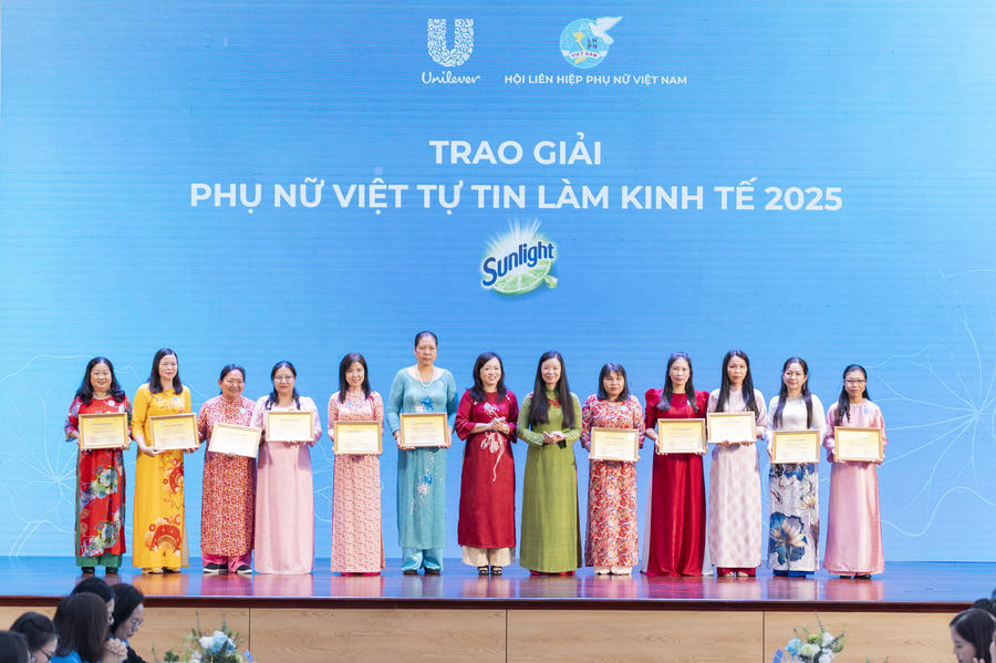 Trao giải Phụ nữ Việt tự tin làm kinh tết 2025.