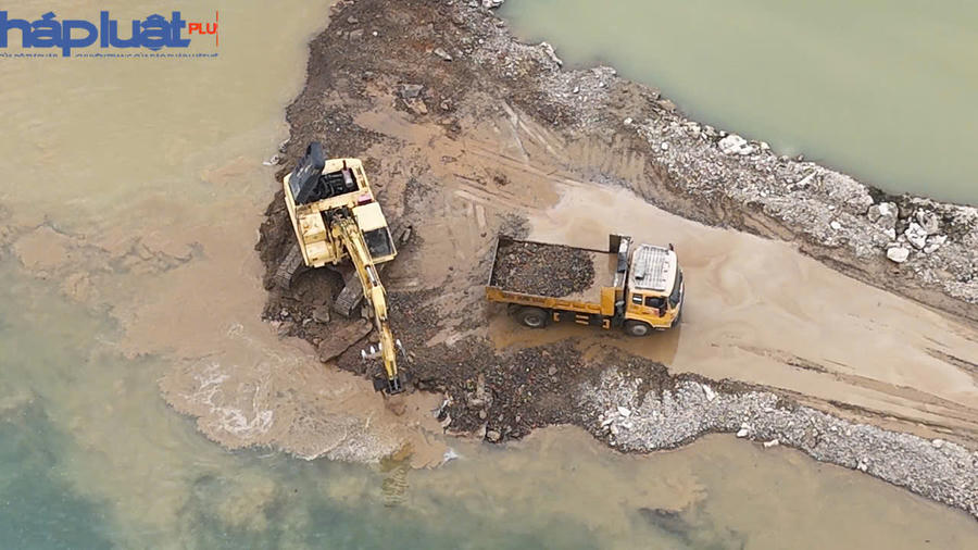 Tình trạng khai thác cát sỏi diễn ra giữa thanh thiên bạch nhật.