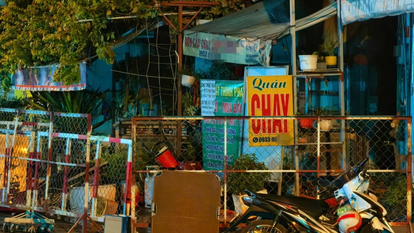 Lực lượng chức năng phong tỏa hiện trường quán cơm bị cháy trong đêm khiến hai người thiệt mạng.