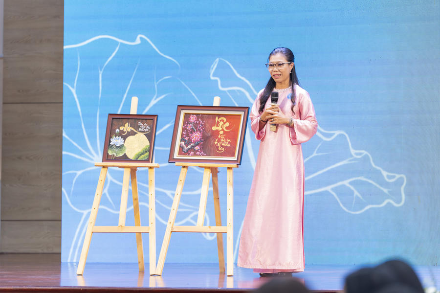 Chị Phạm Thị Diệu Liên, chủ dự án “Tranh vẽ trên lá sen” đến từ An Giang.