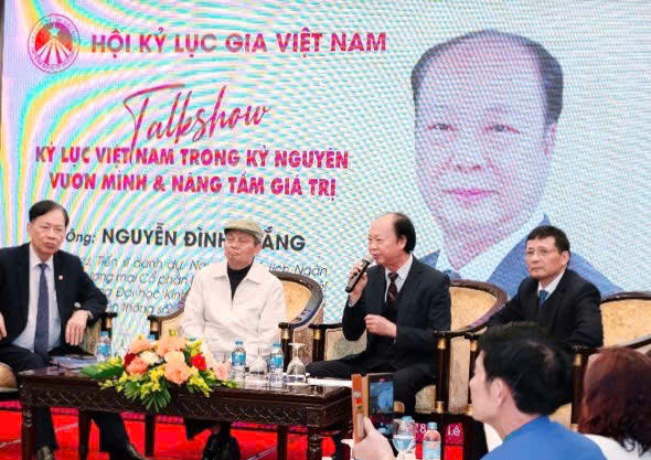Doanh nhân Nguyễn Đình Thắng phát biểu tại talk show Kỷ lục Việt Nam trong kỷ nguyên vươn mình và nâng tầm giá trị