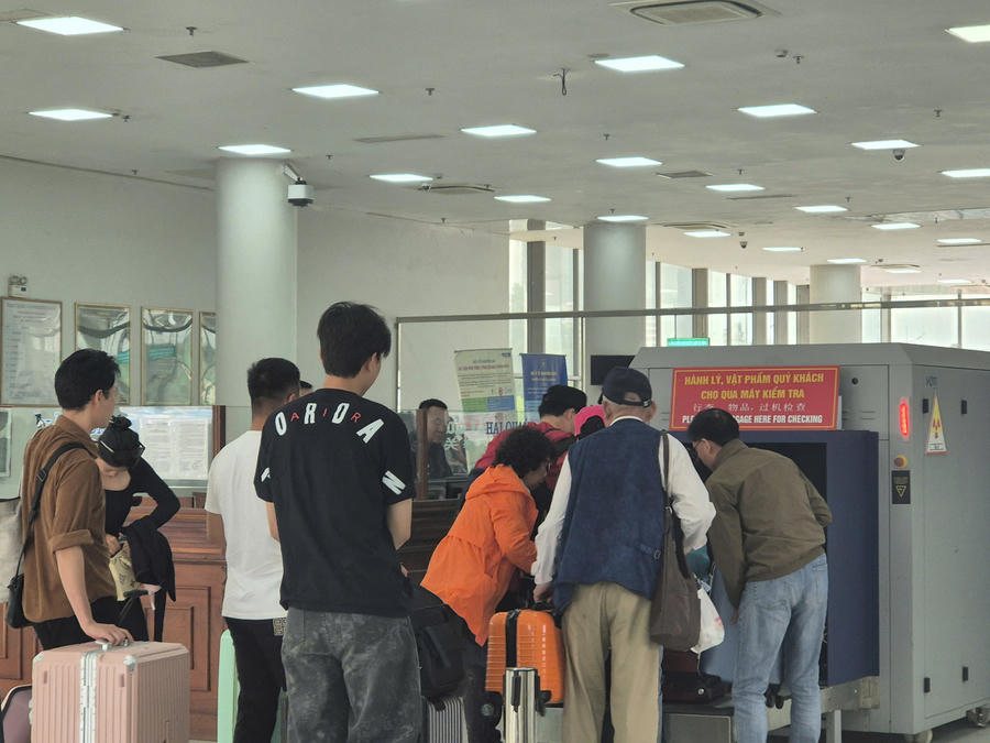 Du khách làm thủ tục xuất cảnh tại nhà kiểm soát liên ngành cửa khẩu Bắc Luân II, quy trình nhanh gọn, thuận tiện.