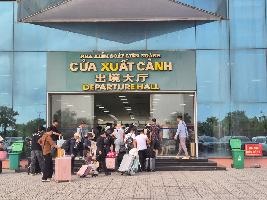 Du khách làm thủ tục xuất cảnh tại nhà kiểm soát liên ngành cửa khẩu Bắc Luân II, quy trình nhanh gọn, thuận tiện.