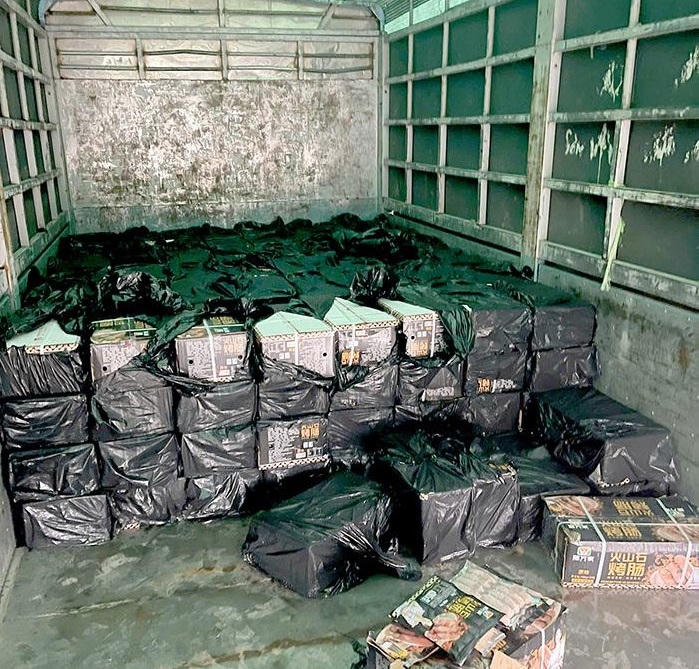 Tang vật là những thùng lạp xưởng không rõ nguồn gốc, xuất xứ.