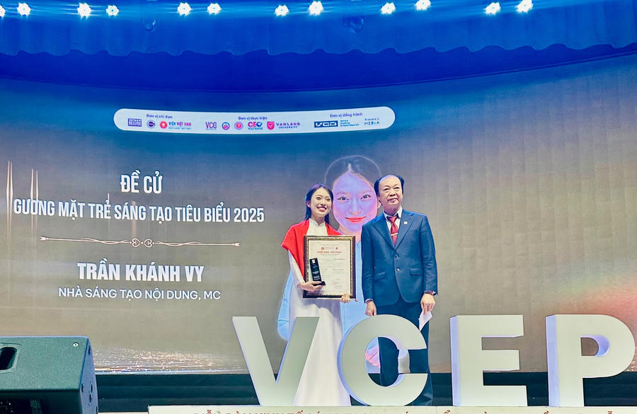 Ông Nguyễn Đình Thắng - Trưởng Hội đồng giám khảo The Future CEO 2025 và lên trao giải thưởng gương mặt sáng tạo năm 2025.