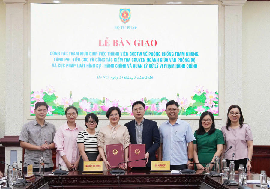 Chánh Văn phòng Bộ Đỗ Xuân Quý và Cục trưởng Cục Pháp luật hình sự - hành chính và Quản lý xử lý vi phạm hành chính ký Biên bản bàn giao.