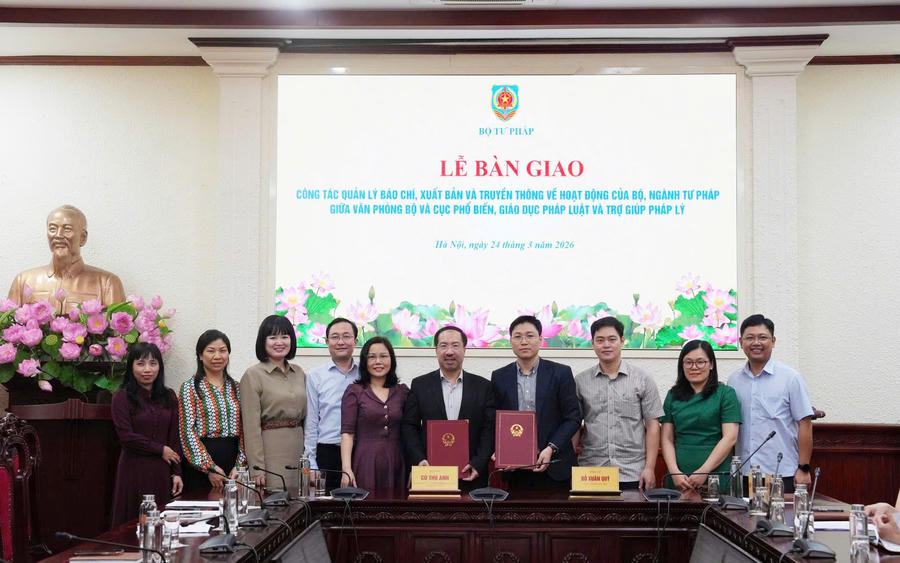 Chánh Văn phòng Bộ Đỗ Xuân Quý và Cục trưởng Cục Phổ biến, giáo dục pháp luật và Trợ giúp pháp lý Cù Thu Anh ký Biên bản bàn giao.