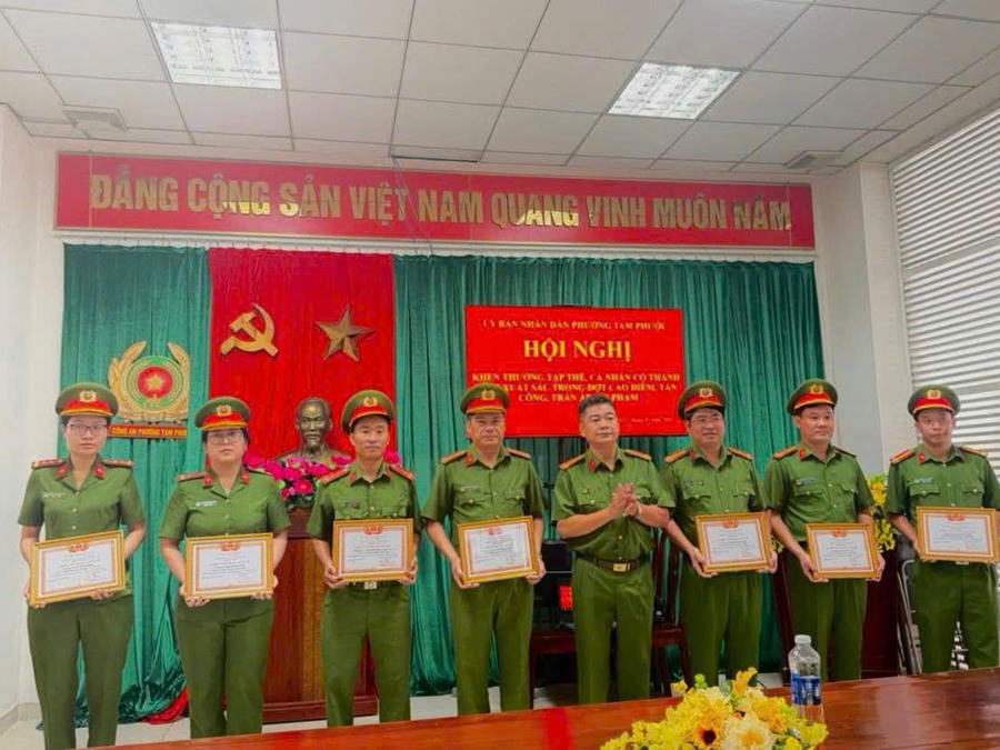 Khen thưởng các tập thể, cá nhân có thành tích xuất sắc trong đợt cao điểm tấn công, trấn áp tội phạm.