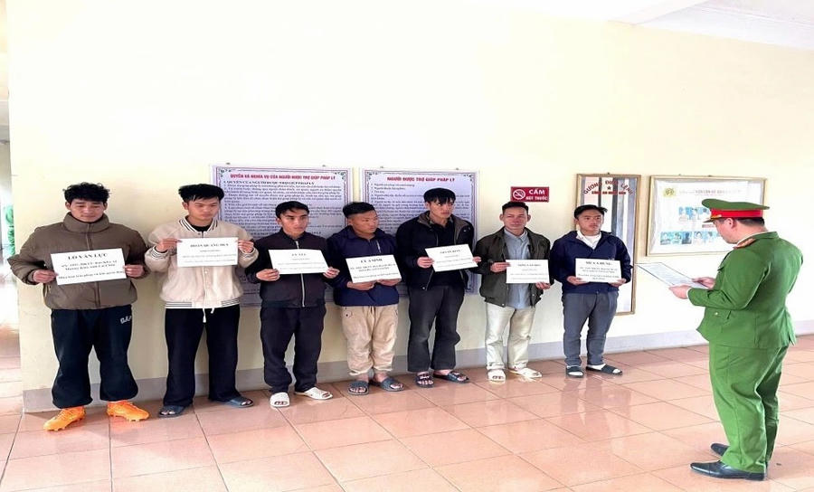 Cơ quan điều tra thi hành lệnh bắt các bị can để tạm giam (Ảnh: Công an Lai Châu)