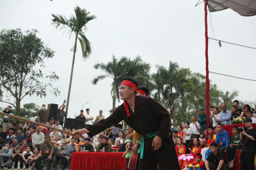 Các “chàng rể” phải trải qua những màn thi khó khăn như thi cày, bắt ếch, chọc chó, bắt trạch trong chum.