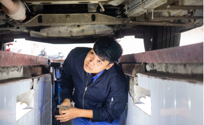 Các đăng kiểm viên kiểm tra phương tiện vào đăng kiểm.