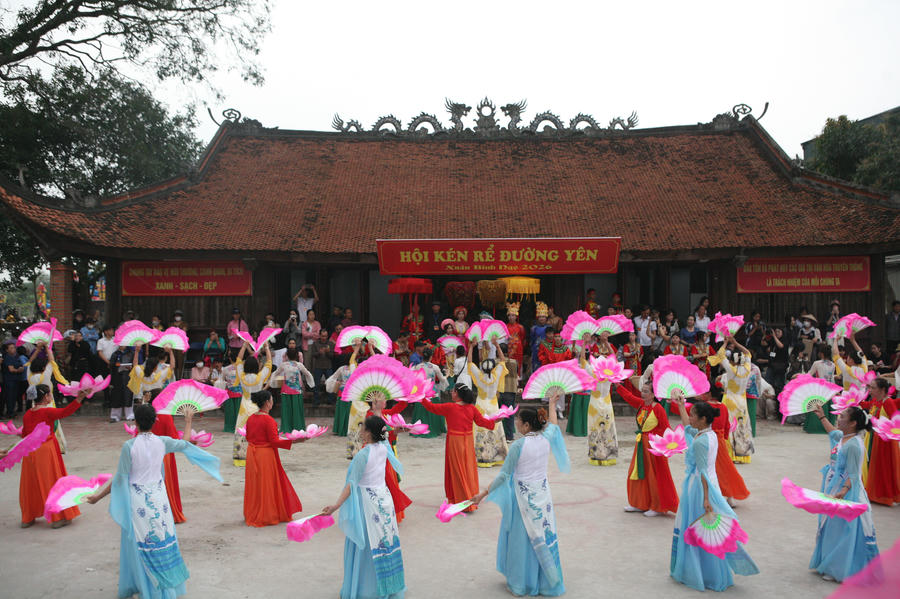 Dân làng cùng mừng cho đôi trai tài gái sắc nên duyên.