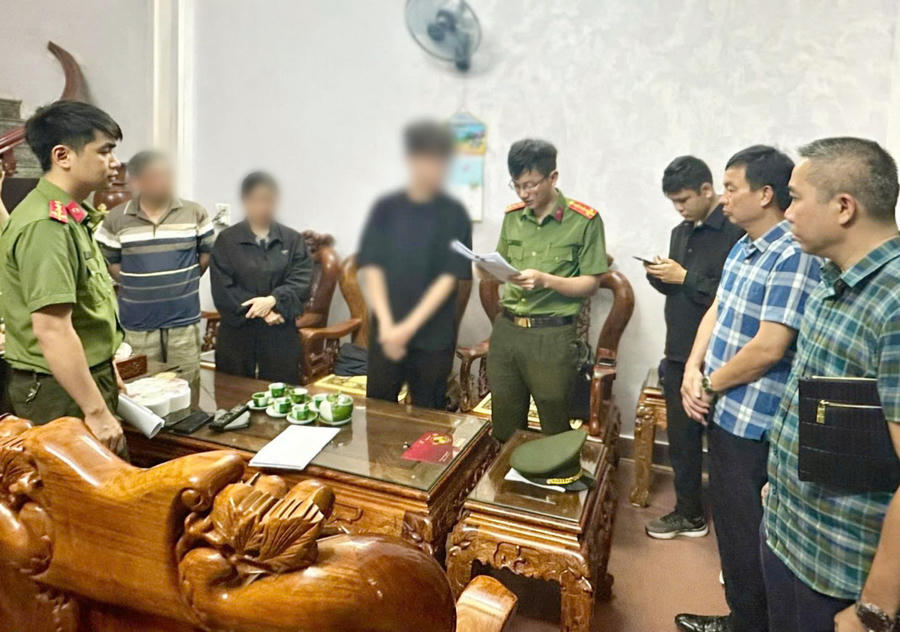 Cơ quan ANĐT tiến hành khám xét nhà N.V.X (Ảnh CATH)