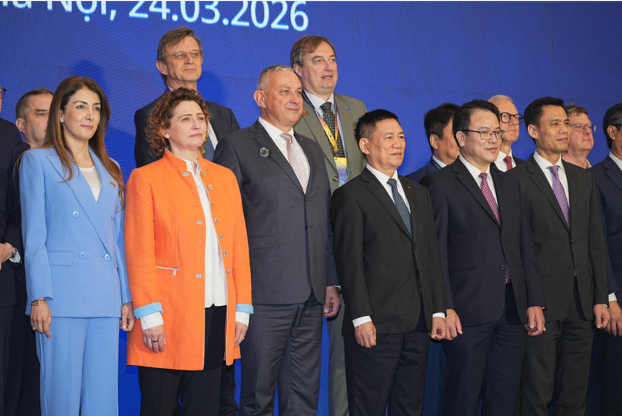 Phó Thủ tướng Hồ Đức Phớc chụp ảnh lưu niệm cùng các đại biểu tham dự sự kiện. (Ảnh: EUROCHAM)