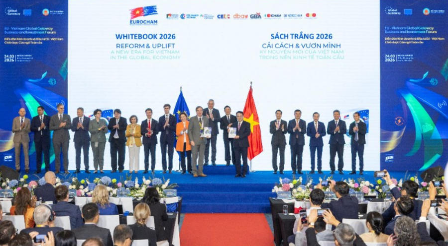 Nghi thức trao Sách Trắng từ EuroCham Việt Nam tới Chính phủ Việt Nam. (Ảnh: EUROCHAM)