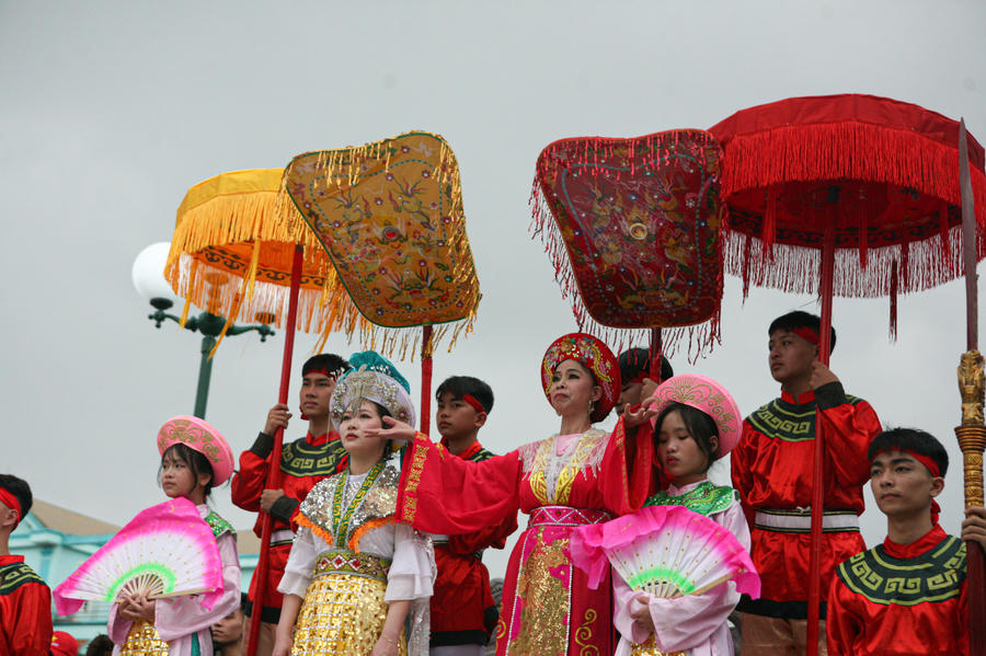 Nữ tướng Lê Hoa cùng Mẫu Bà tuyên bố chiêu mộ quân sĩ ở các nơi và về Đường Yên làm lễ khao quân vào ngày 25 tháng chạp.