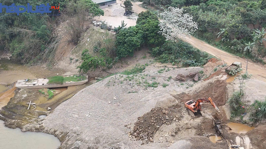 Lực lượng chức năng xã Chiêm Hoá đang vào cuộc xử lý tình trạng khai thác cát sỏi trái phép.